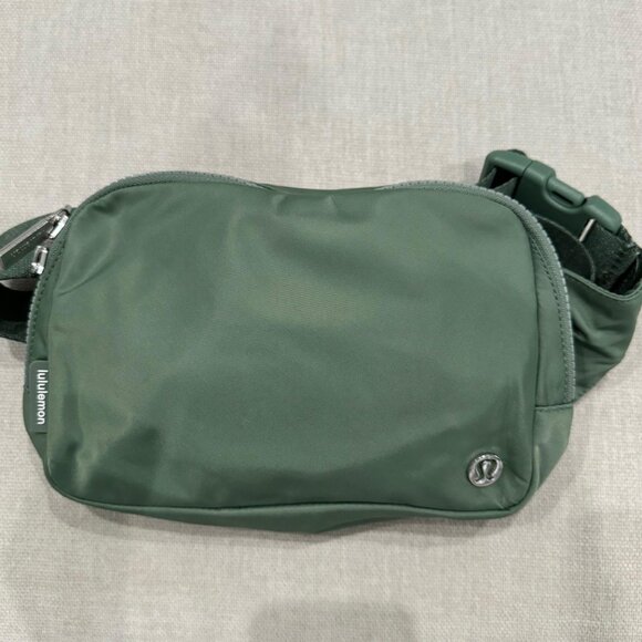 Lululemon Everywhere Belt Bag Large 2L - Grey Eucalyptus - Picture 2 of 7
